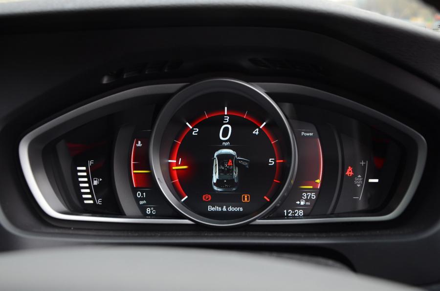 Панель приборов Volvo V40 D2 R-Design 2016 года  (UK) (фото 4 из 10)